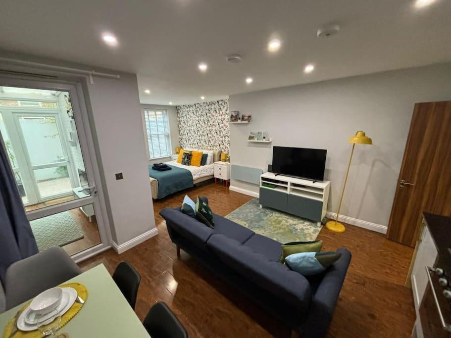 3 Mins Walk, 2pm Check-in, Private Garden. Apartamento Bournemouth