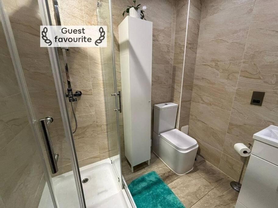 3 Mins Walk, 2pm Check-in, Private Garden. Apartamento *