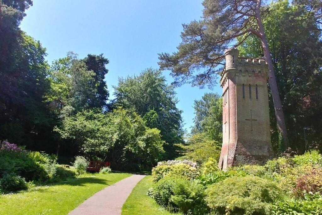 3 Mins Walk, 2pm Check-in, Private Garden. Apartamento Bournemouth