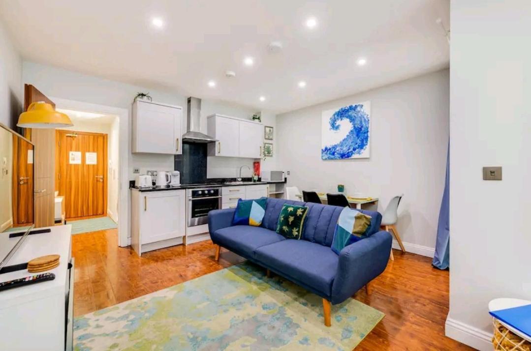 Apartamento 3 Mins Walk, 2pm Check-in, Private Garden. *